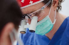 Dr. med. Klaus Herrligkoffer während einer zahnmedizinischen Behandlung.